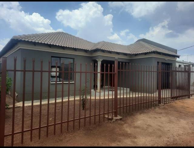 3 BEDROOM HOUSE FOR SALE IN SEBOKENG UNIT 13